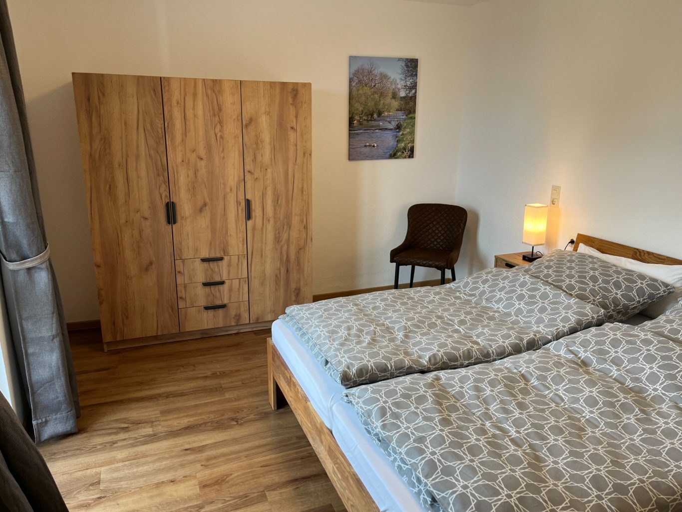 Schlafzimmer mit Doppelbett