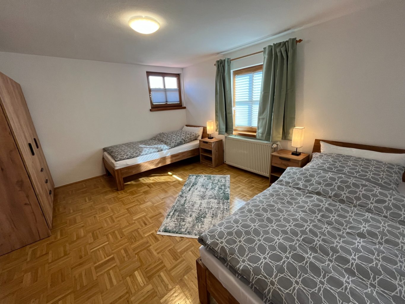 1. Schlafzimmer mit zwei Einzelbetten