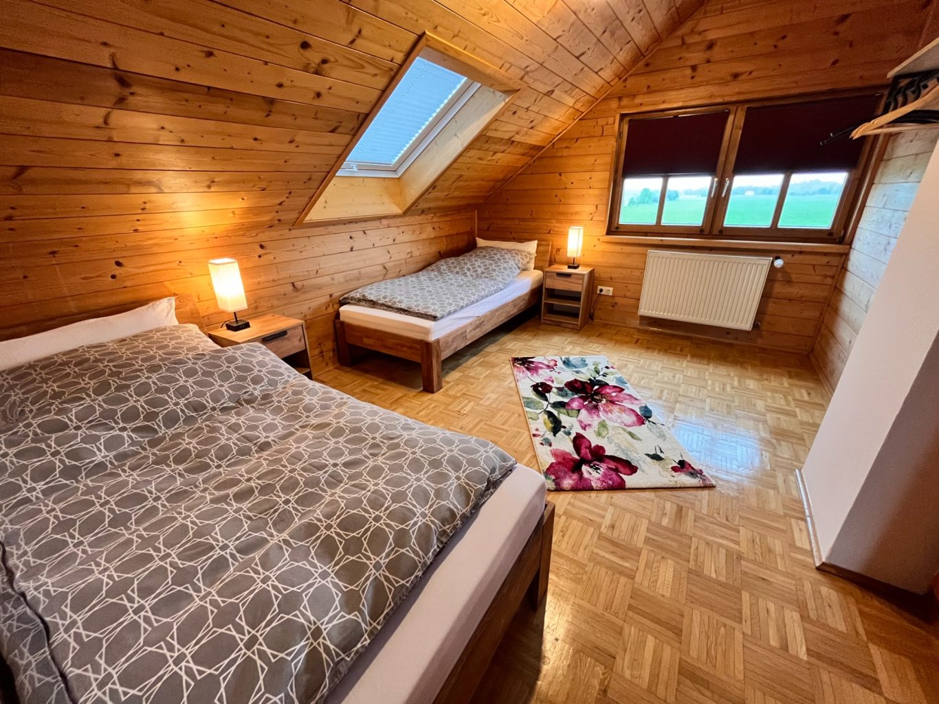 2. Schlafzimmer mit zwei Einzelbetten