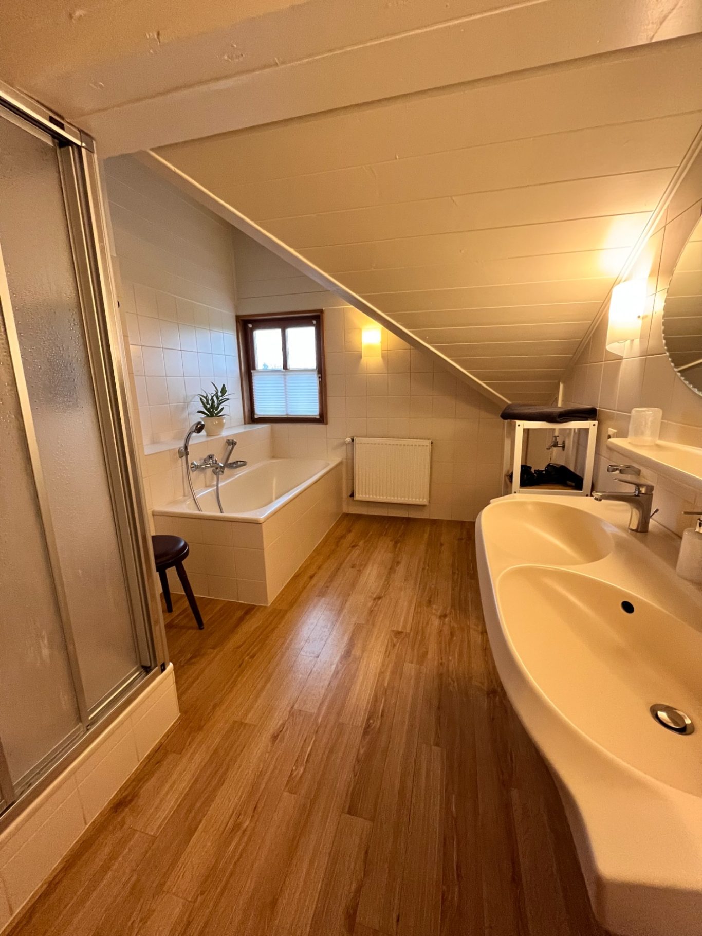 Badezimmer mit Dusche und Badewanne